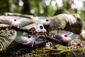 Eachine-Wizard-mod-White-Wizard-kort-door-de-bocht